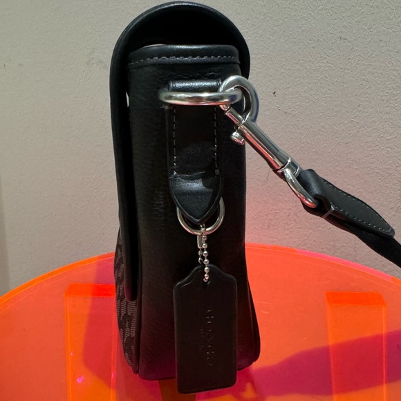 Coach lucas crossbody in signature jacquard with black pebbled leather EUC - Picture 4 of 9